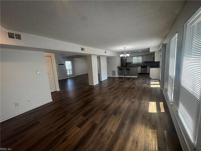 Building Photo - 4033 Foxwood Dr