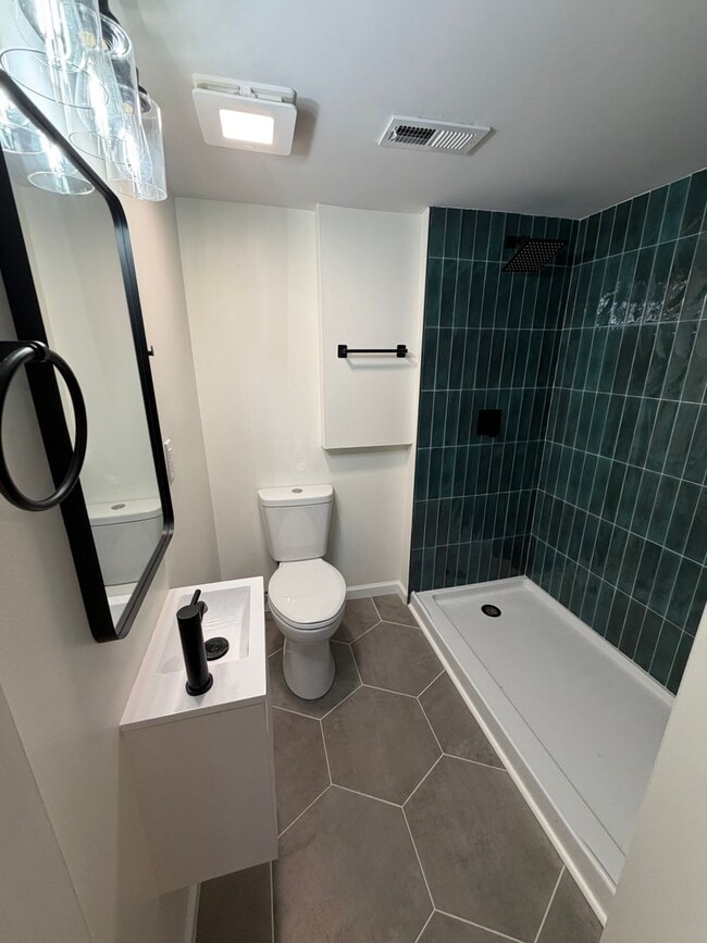 Building Photo - Beautifully Renovated 3/2 in Huge Lot