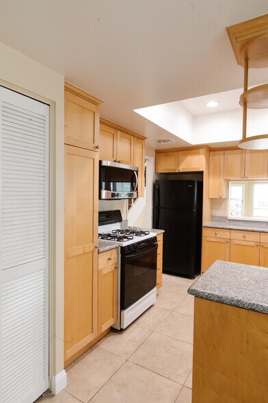 Building Photo - 10933 Wellworth Ave