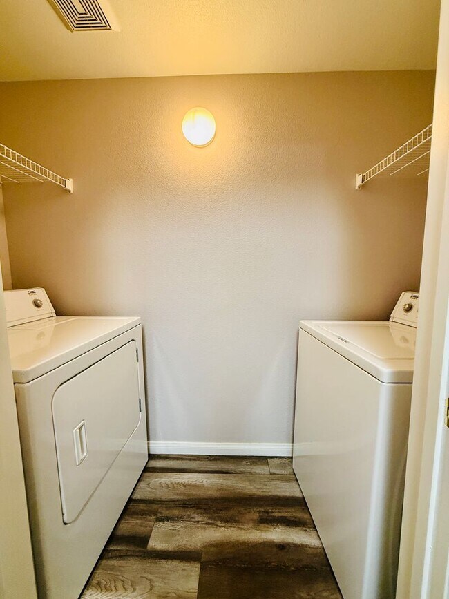 Building Photo - Beautiful, modern ground-floor 1 bed/1 bath condo in a gated SW community!