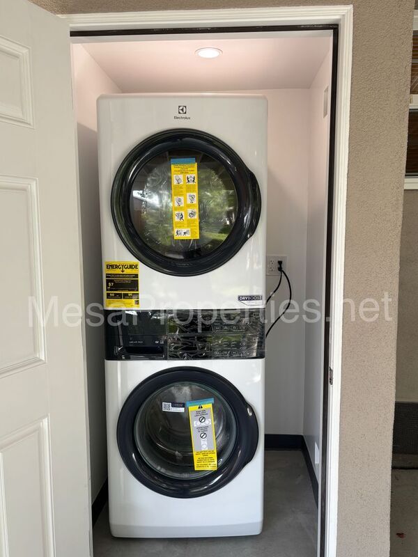 Building Photo - 1480 N Mills Ave