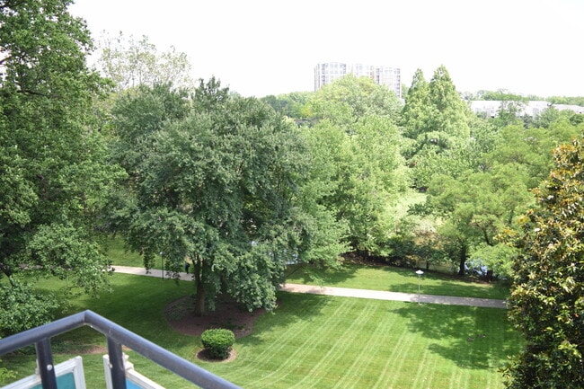 Building Photo - Spacious 1BR / 1 BA at Grosvenor Park III ...