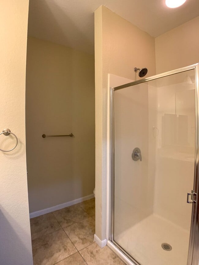 Building Photo - Studio unit in Downtown with free water an...