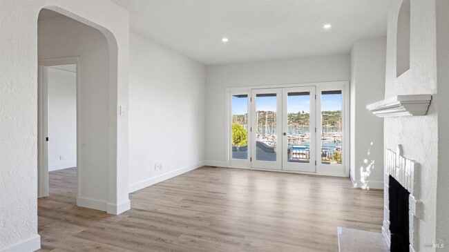 Building Photo - 833 Bridgeway
