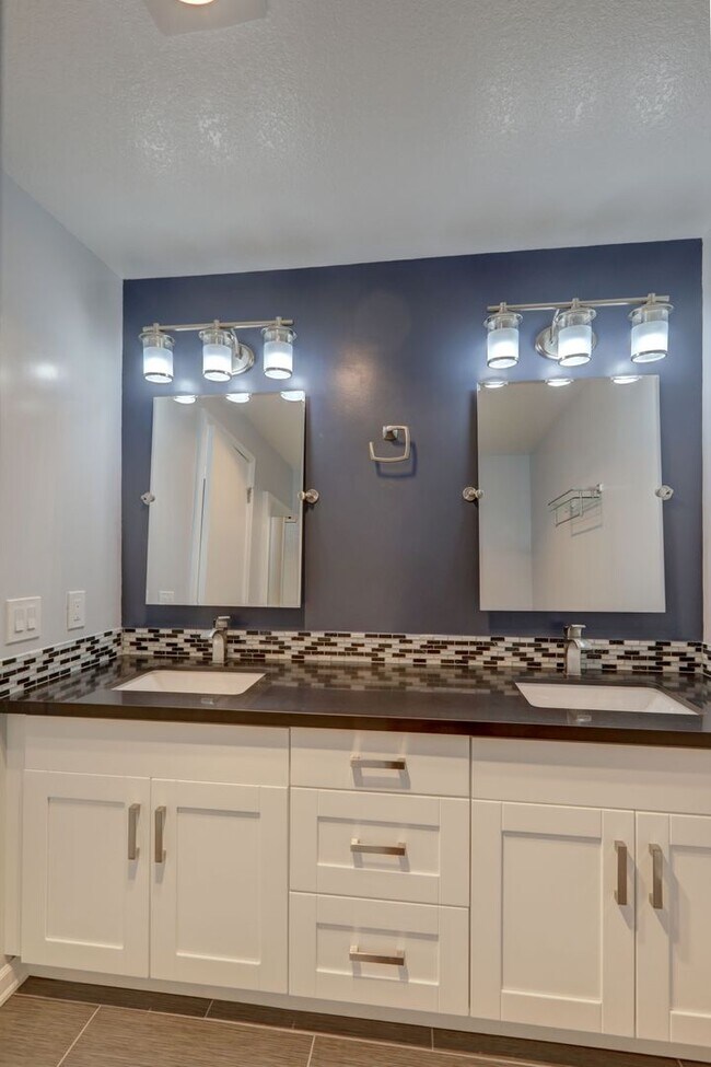 Building Photo - Amazing Bridle Trails 3BR 1.75BA Townhome ...