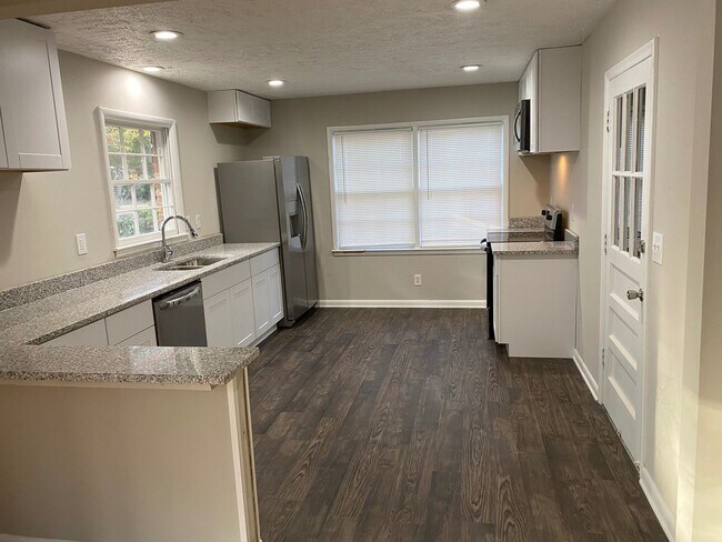 Building Photo - Charming 3-Bed, 2-Bath Ranch in Decatur with Fenced Yard!