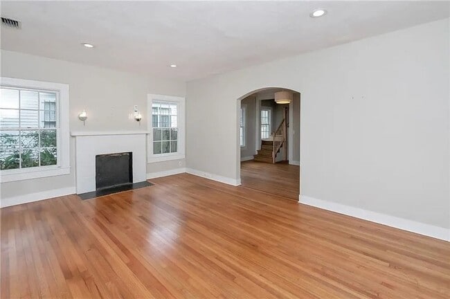 Building Photo - Beautiful 4 bedroom home in Midtown