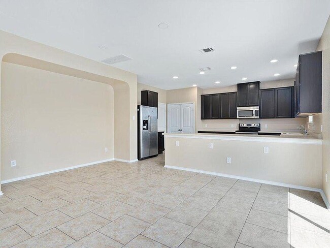 Building Photo - 904 Lonesome Lilly Way