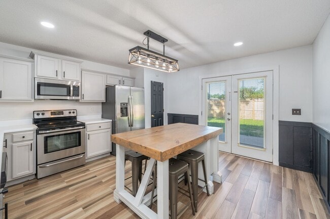 Building Photo - North Crestview Home!