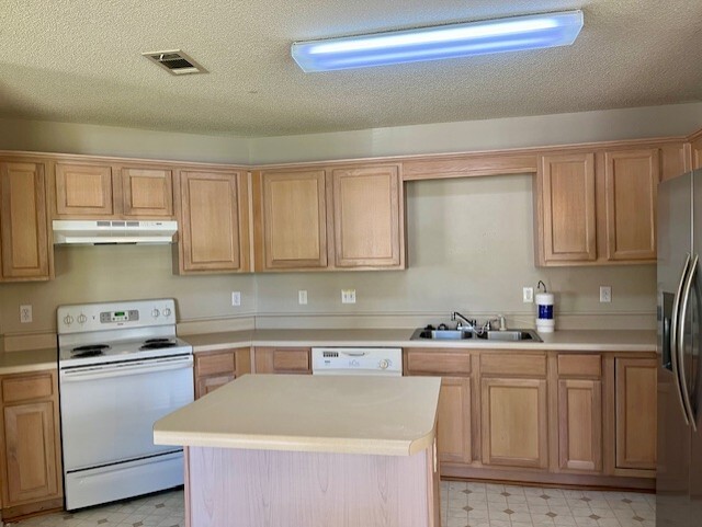 Building Photo - 2052 Shadow Lake Dr
