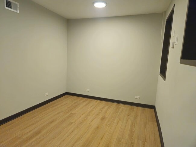 Building Photo - 1819 W Evergreen Ave