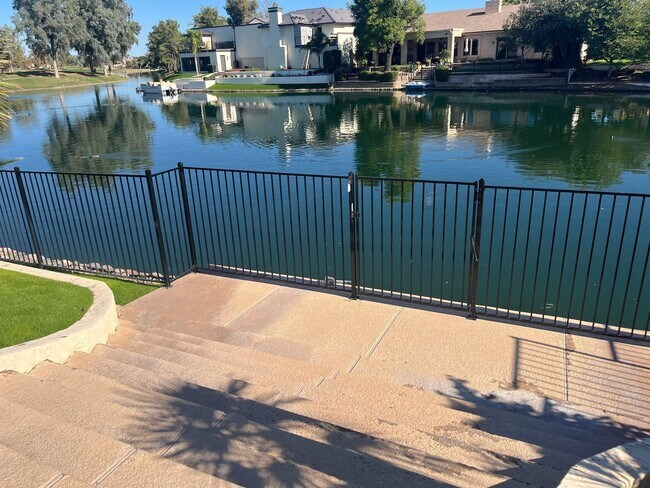 Building Photo - 3721 S Hawthorn Dr