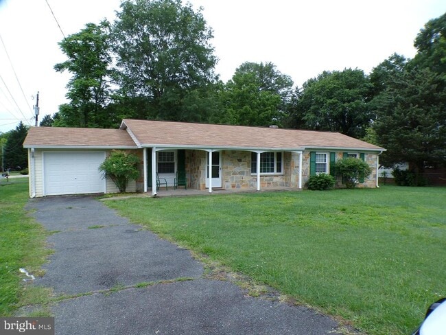 Building Photo - 111 Walnut Dr