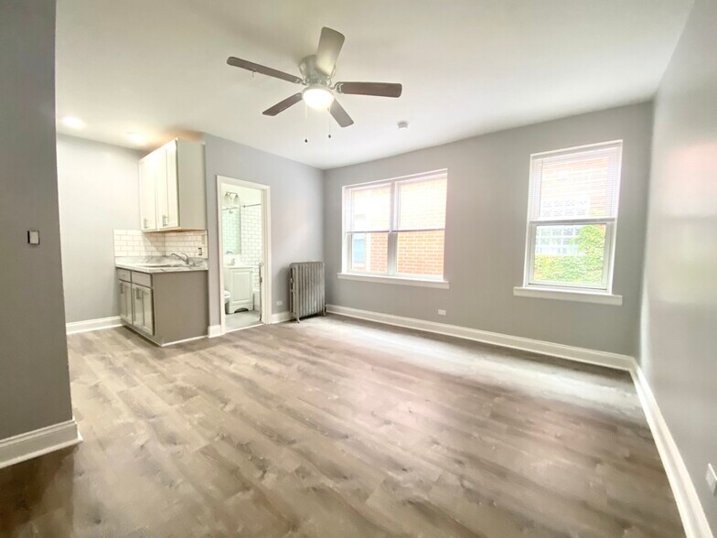 Building Photo - 4241 N Kenmore Ave