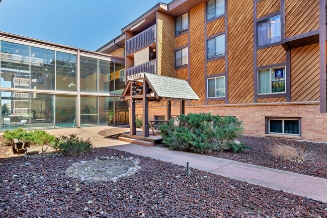 Building Photo - Skyway Condo, 2 Bed, 1.5 Bath, Secure Building