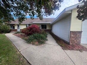 Building Photo - Two Bedroom Duplex in Kentwood!