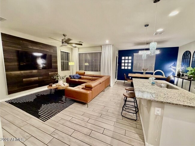 Building Photo - 2254 E University Dr