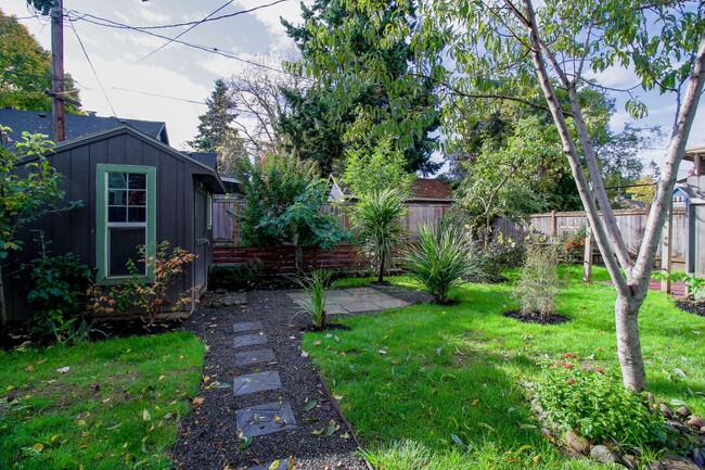 Building Photo - Beautiful 2 Bed 1 bathroom vintage home Do...