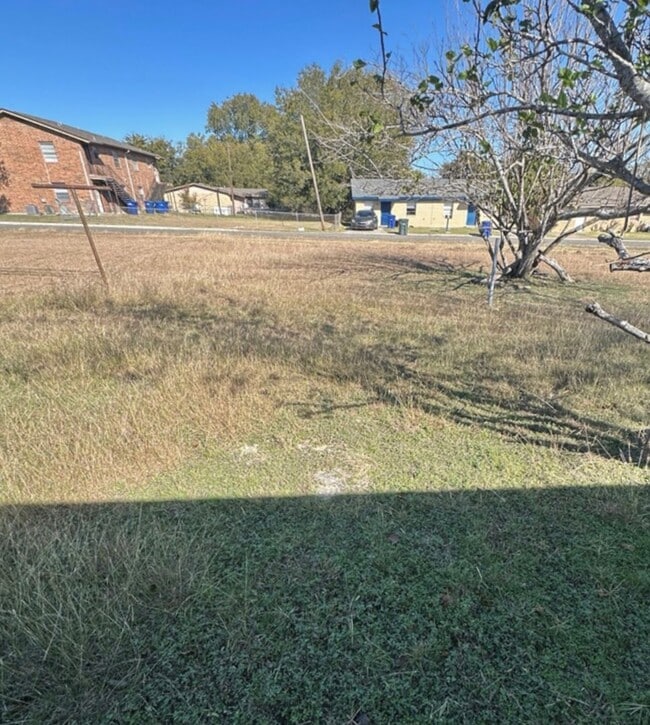 Building Photo - AVAILABLE NOW!