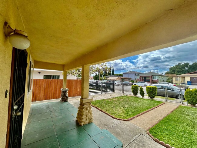 Building Photo - Beautiful 3 Bed Home For Rent!
