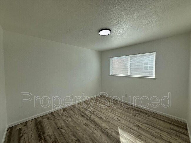 Building Photo - 911 E H St