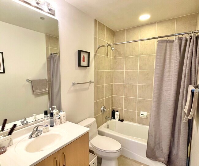 Building Photo - 600 N Kingsbury St