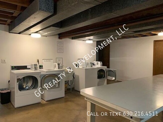 Building Photo - *** UPDATED FIRST FLOOR UNIT / 2 BDRM / W&...