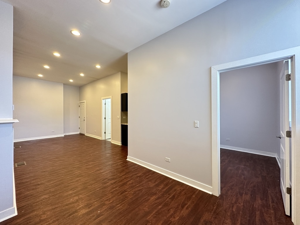Building Photo - 2954 W Montrose Ave