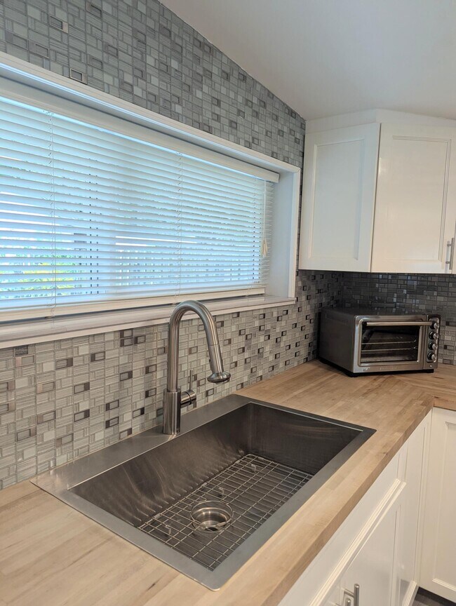 Building Photo - 708 Rambling Dr Cir