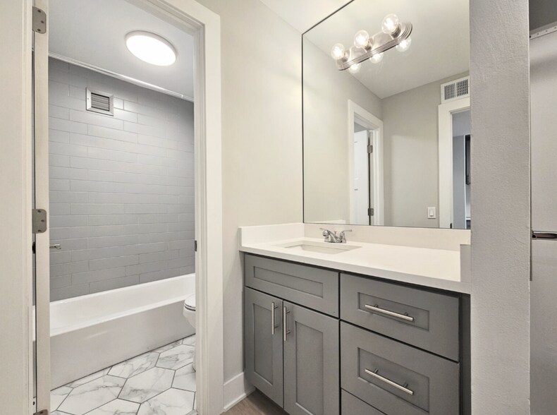 Building Photo - 1225 N La Salle Dr