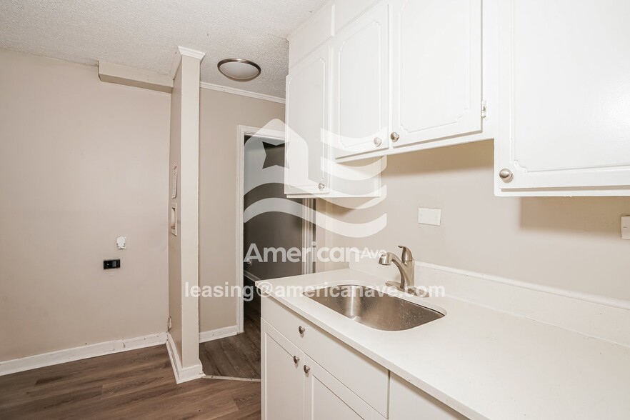 Building Photo - 209 Meadowdale Dr