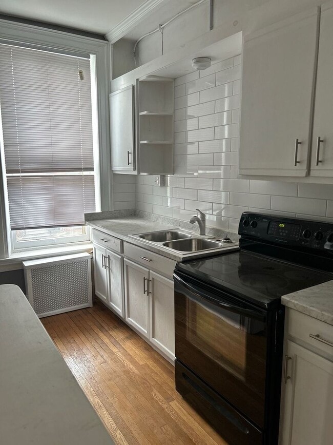 Building Photo - 475 W Market St