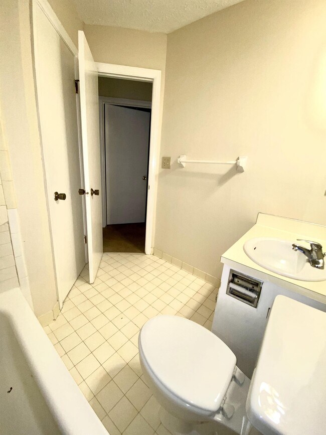 Building Photo - 1615 Woodmere Loop