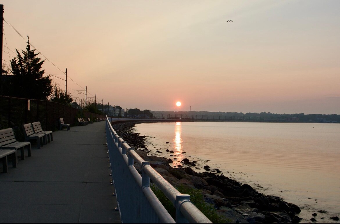 1 mile from Niantic boardwalk, Cini park, Hole in the wall beach and Crescent beach - 17 S Pine St