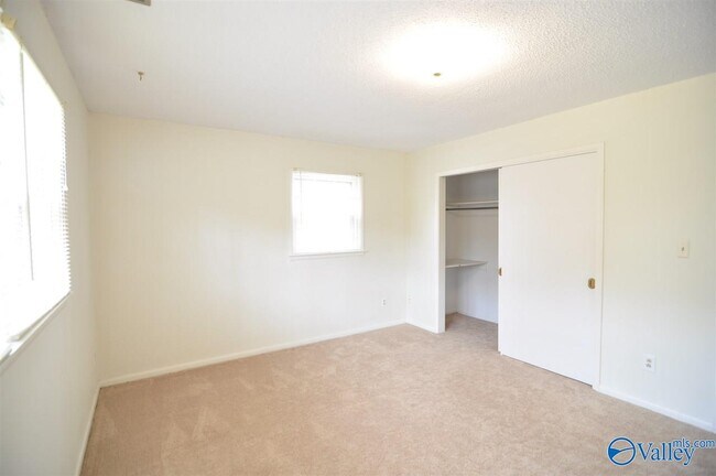 Building Photo - 2505 Lancelot Dr SE