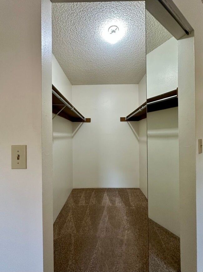 Building Photo - Spacious and Bright Top-Floor Apartment wi...
