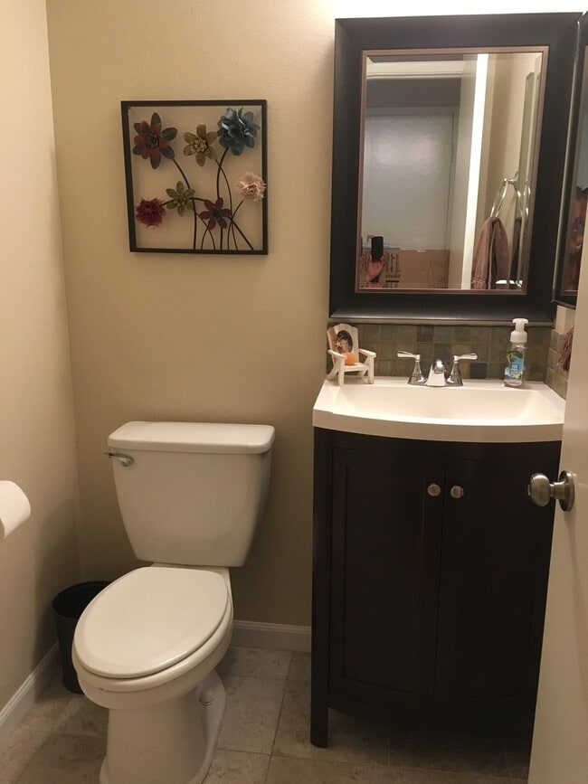 Building Photo - 3 Bedroom Condo - End Unit For Lease