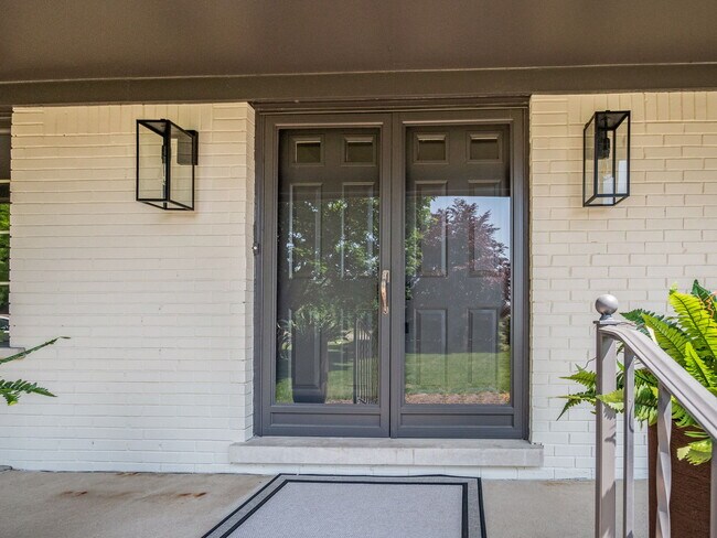 Building Photo - 315 E Hickory Grove Rd