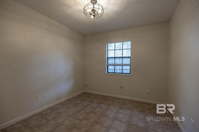 Building Photo - 558 Bellangee Ave