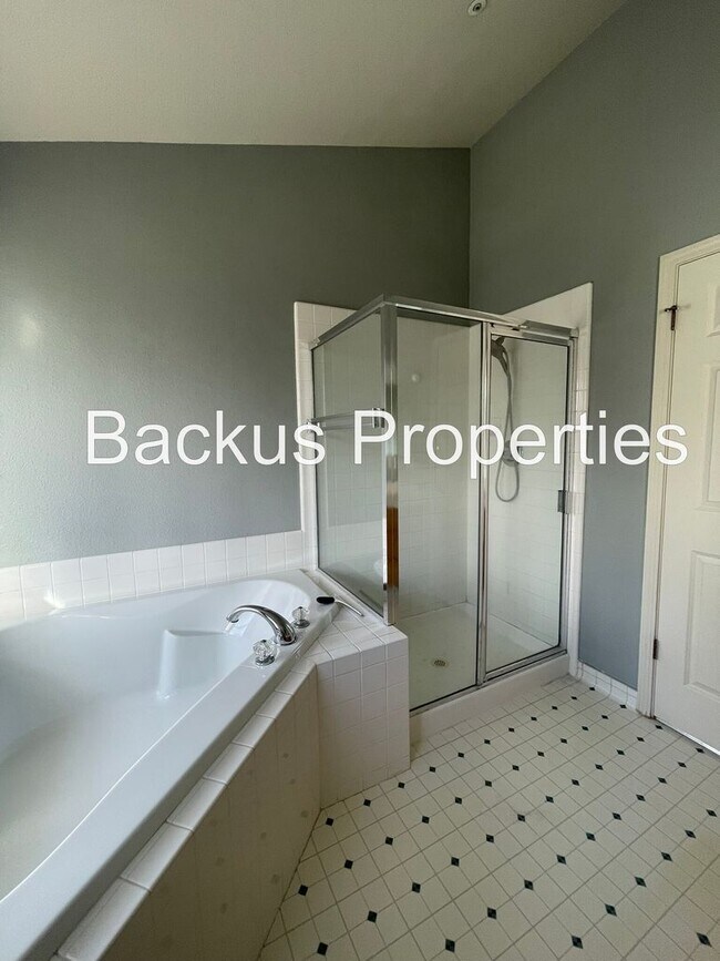 Building Photo - Stunning Three Bedroom in North Salinas  (...