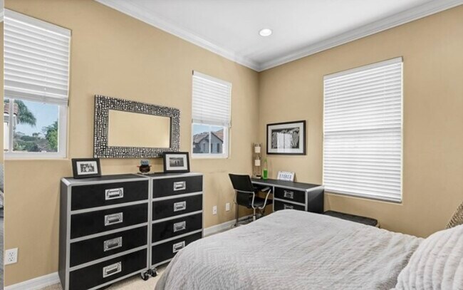 Building Photo - 9 Marisol