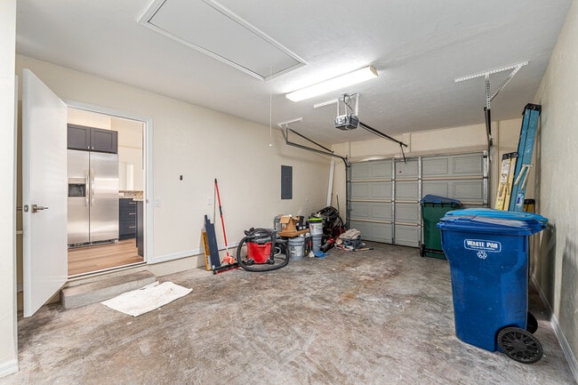 Building Photo - 6523 NW 109th Pl