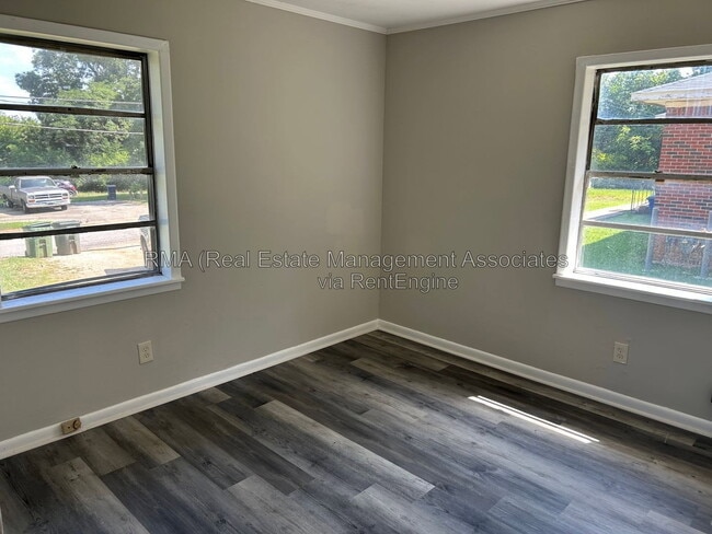 Building Photo - 206 Austin St