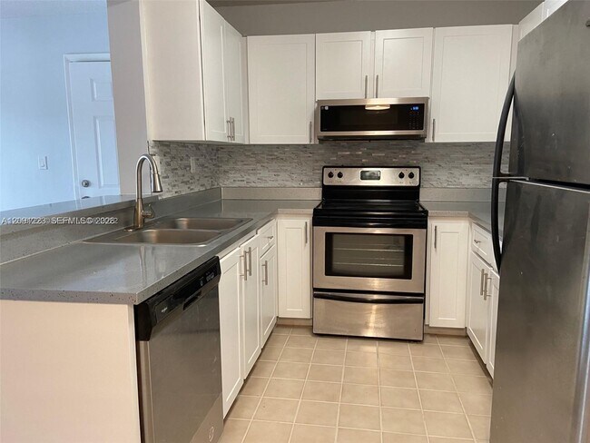 Building Photo - 450 Palm Cir