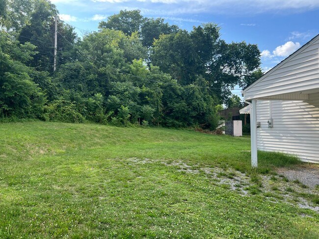 Building Photo - 2 bed 1 bath house- walking distance to Ho...