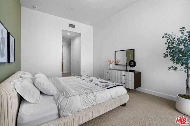 Building Photo - 3223 W 6th St