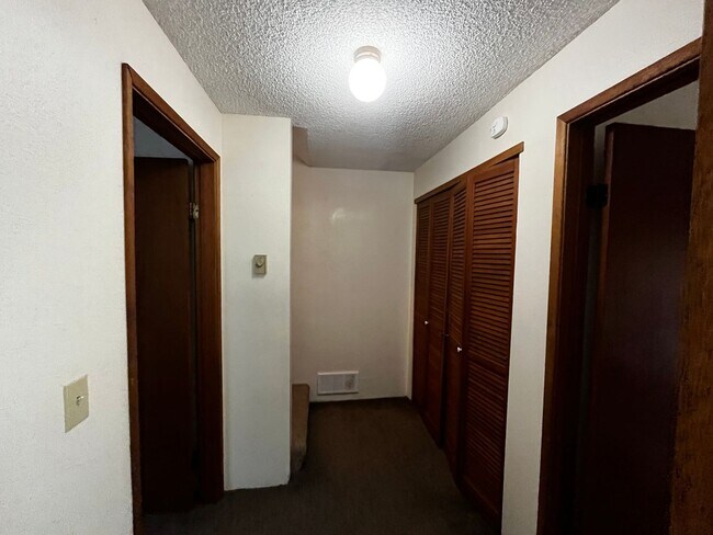 Building Photo - 1110 Shorewood Dr