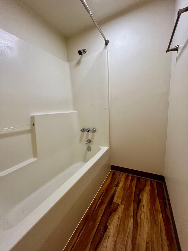 Building Photo - (WWA) Westwood - 1 bed / 1 bath Apartment