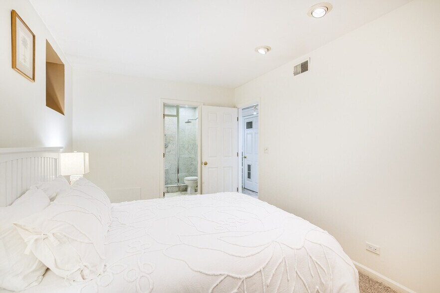 Building Photo - 2238 N Geneva Terrace