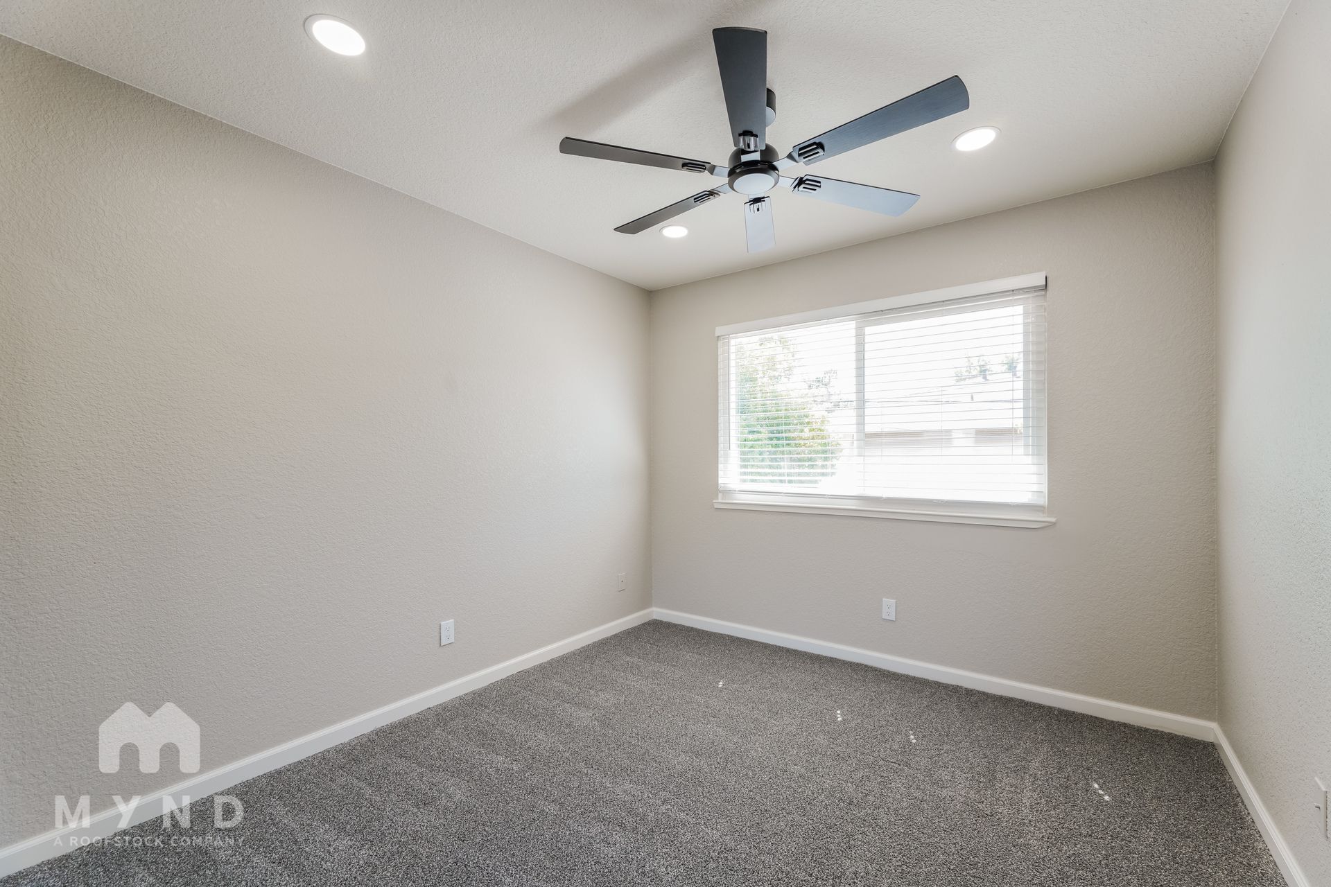 Building Photo - 905 Carro Dr
